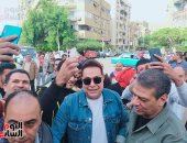 حكيم يدلى بصوته فى انتخابات الرئاسة بمصر الجديدة ويلتقط "سيلفى" مع الأهالى