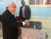 المستشار عدلى منصور يدلى بصوته فى الانتخابات الرئاسية بمقر لجنته بأكتوبر