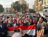 علم مصر يزين احتفالات المصريين بانتخابات الرئاسة أمام مدرسة القومية بالعجوزة