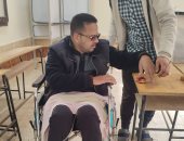 ناخب مريض على كرسى متحرك يدلى بصوته بانتخابات الرئاسة فى أوسيم.. صور