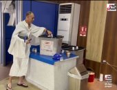 تليفزيون اليوم السابع يرصد لحظة تصويت معتمر بالانتخابات بملابس الإحرام فى المطار