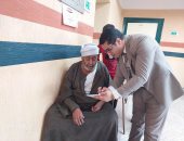 رئيس لجنة ينتقل لكبار السن للتيسير عليهم فى الإدلاء بأصواتهم في الشرقية