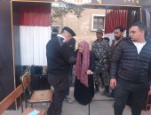 عجوز بعد التصويت فى لجنة بحلوان: "عندى 78 سنة وطول مانا فيا نفس هنزل وأشارك"