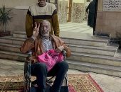 مريض سرطان بالفيوم يذهب على كرسي متحرك للإدلاء بصوته في الانتخابات.. فيديو