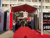 توافد الناخبين لمقرات الانتخابات فى التجمع الخامس قبل فتح اللجان.. صور