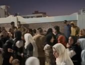 توافد الناخبين أمام مدرسة بدر الإعدادية بالدقى.. ويؤكدون: واجب وطنى