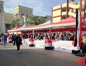 طوابير وحشود للمواطنين أمام اللجان قبل بدء التصويت.. صور