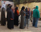 كبار السن والسيدات يصطفون أمام اللجان الانتخابية بمنشأة البكارى بالجيزة.. صور