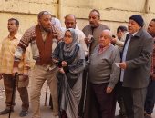 ذوو الهمم فى مقدمة الطوابير أمام اللجان بمنشأة البكارى للمشاركة بانتخابات الرئاسة