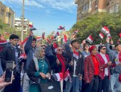 مصر تنتخب.. الشباب يسطرون مشهدا مبهرا بأعلام مصر أمام اللجان بأكتوبر.. صور