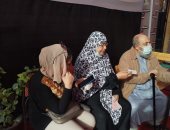 شباب يتطوعون أمام اللجان لمساعدة الناخبين بالاستعلام عن لجانهم.. صور