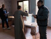 الناخبون يدلون بأصواتهم فى لجان مكتب صحة منشأة البكارى بالجيزة 