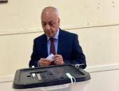 النائب مصطفى بكرى يدلى بصوته فى حى أكتوبر