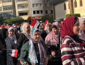 بالزغاريد وأعلام مصر.. إقبال كبير للناخبين فى لجان المنتزه بالإسكندرية.. صور 