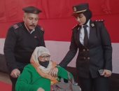 الشرطة تساعد سيدة قعيدة للإدلاء بصوتها فى الانتخابات الرئاسية.. فيديو