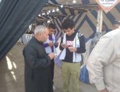 متطوعون يساعدون المسنين لمعرفة أماكن اللجان الانتخابية بالعاشر من رمضان.. صور