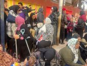 السيدات وكبار السن يحتشدون أمام مدرسة بدر للإدلاء بأصواتهم بالانتخابات