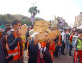 أنصار المرشح الرئاسي حازم عمر يحتشدون أمام لجان الاقتراع فى فيصل