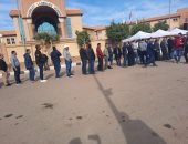 طوابير الناخبين أمام لجنة مدينتى للإدلاء بأصواتهم فى انتخابات الرئاسة