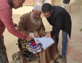 مسن على كرسى متحرك يدلى بصوته بانتخابات الرئاسة بالبراجيل