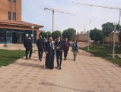 الشرطة تساعد كبار السن بلجنة مدرسة مدينتى للإدلاء بأصواتهم فى الانتخابات الرئاسية