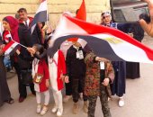 الأطفال يرفعون أعلام مصر أمام لجان منشأة البكارى فى الجيزة.. فيديو وصور
