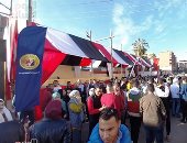 اصطفاف المواطنين أمام اللجان بأكتوبر والشيخ زايد استعدادا لفتح صناديق الاقتراع