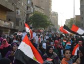 مسيرة حاشدة للناخبين أمام لجان الانتخابات بالوراق مرددين هتافات تحيا مصر.. صور