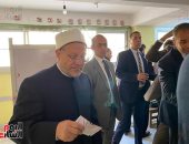 مفتى الجمهورية يدلى بصوته داخل لجنة المغتربين فى الجمالية 