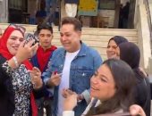 ناخبون يستقبلون حكيم بالغناء والتصفيق أمام لجنة انتخابات بمصر الجديدة.. فيديو