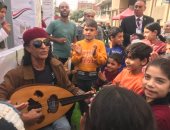 فنان شعبى من مطروح يسعد الناخبين على أنغام العود أمام لجنة بالعريش.. صور 