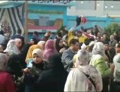 توافد المواطنين أمام لجنة أبو بكر الصديق بالزقازيق للتصويت فى الانتخابات.. فيديو