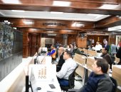 محافظ قنا يترأس غرفة العمليات لمتابعة سير الانتخابات الرئاسية.. صور