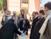 رئيس لجنة بقنا يخرج لمسن على كرسى متحرك للإدلاء بصوته أمام اللجنة.. فيديو