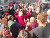 فرحة الناخبين بالأغانى والزغاريد أمام لجنة الانتخابات بالدقى.. صور
