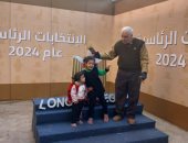 مواطنون يلتقطون صورا لتوثيق مشاركتهم بالانتخابات الرئاسية.. صور