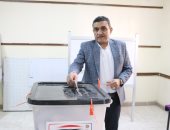 مساعد نائب رئيس هيئة المجتمعات يدلى بصوته فى الانتخابات الرئاسية