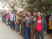 إقبال كثيف للناخبين بالجيزة فى ثانى أيام التصويت بالانتخابات الرئاسية بالتنورة والطبل البلدى.. رئيس لجنة يساعد مسنة فى الإدلاء بصوتها داخل سيارتها بمنشأة البكارى.. ومسيرات حاشدة توجهت إلى لجان الاقتراع.. صور