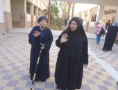 معمر وزوجته من المنيا يدليان بصوتهما فى مدرسة السادات للمغتربين بالعاشر.. صور