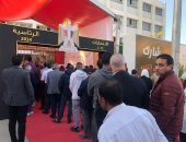 تكدس أمام اللجان الانتخابية بمدرسة سيزا نبراوى بالتجمع خلال الاستراحة