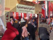 جيل بيسلم جيل.. الأمهات يواصلن التوافد للإدلاء بأصواتهن بلجان فيصل رفقة أبنائهن