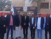 العاملون بالإدارة التعليمية بمدينة 15 مايو يشاركون فى توعية الناخبين.. صور