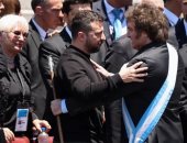 في تجاوز للبروتوكول.. عناق حار وهدية من رئيس الأرجنتين لزيلينسكي.. فيديو