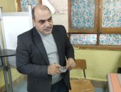 الإعلامى محمد الباز يدلى بصوته فى الانتخابات الرئاسية بلجنة الشهيد طيار محمد جمال