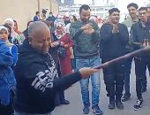 وصلة رقص بالعصا لأحد الناخبين أمام لجنة بمدينة نصر.. فيديو
