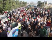 مسيرة حاشدة لأهالى كرداسة أمام مدرسة الراية للمشاركة فى الانتخابات
