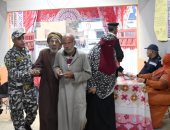 الشرطة تساعد كبار السن وذوى الاحتياجات أثناء الإدلاء بأصواتهم فى أسوان.. صور