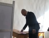 رئيس اتحاد عمال مصر يدلى بصوته فى الانتخابات الرئاسية بالتجمع الخامس.. صور