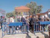 العاملون بمجلس مدينة الشيخ بشمال سيناء يخرجون فى مسيرة للإدلاء بصوتهم