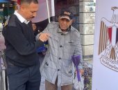 رجال الشرطة يساعدون كبار السن خلال الإدلاء بأصواتهم فى بولاق الدكرور.. صور